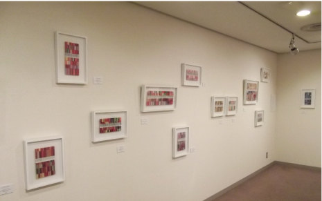 ランダムに配置された小型作品群－志村英美